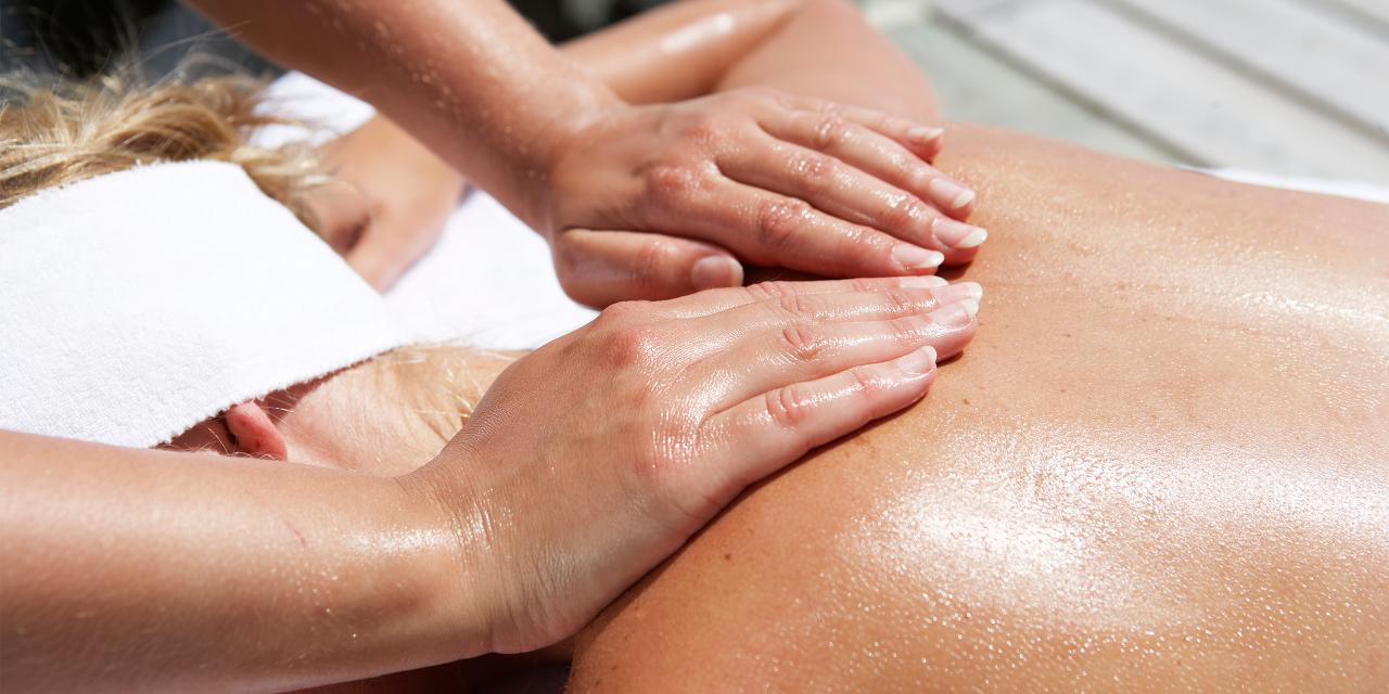 En kvinna får massage.